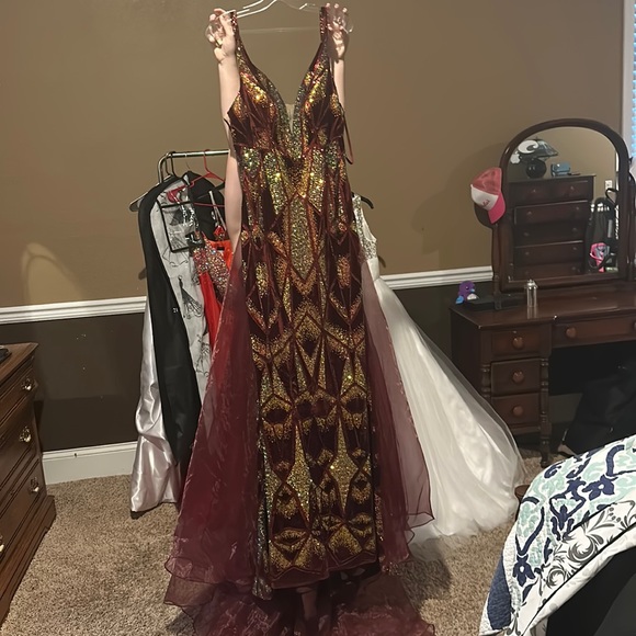 size 12, prom dress bought it for 850$ selling for around 500$ - Picture 1 of 3